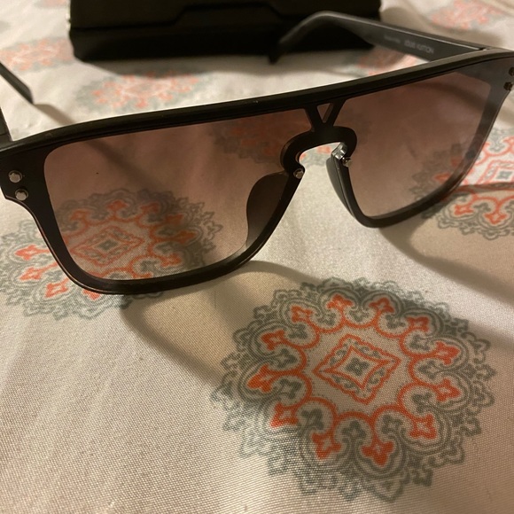 Louis Vuitton Sunglasses like new - Picture 8 of 11